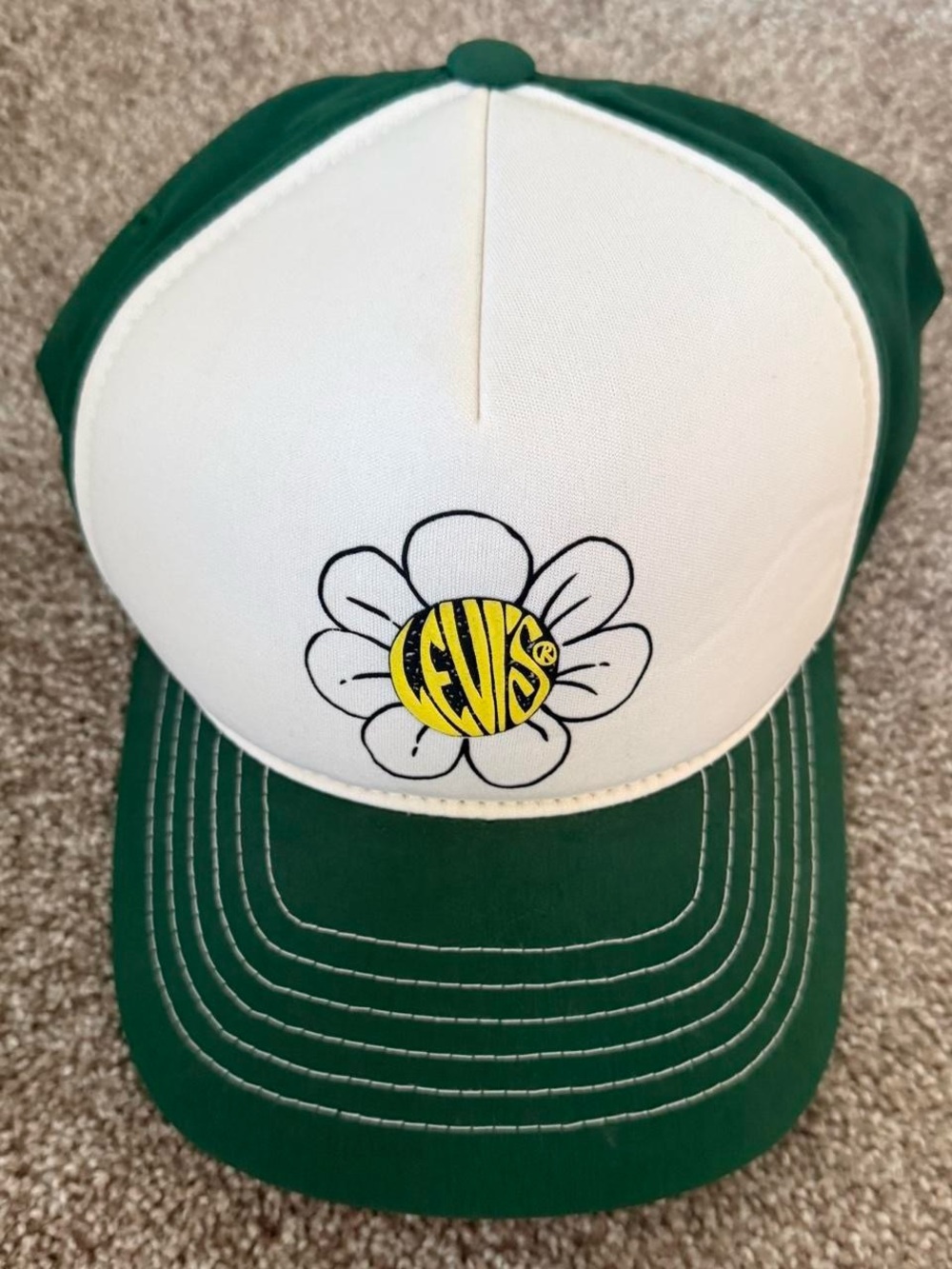levi's adjustable green trucker hat 🌼